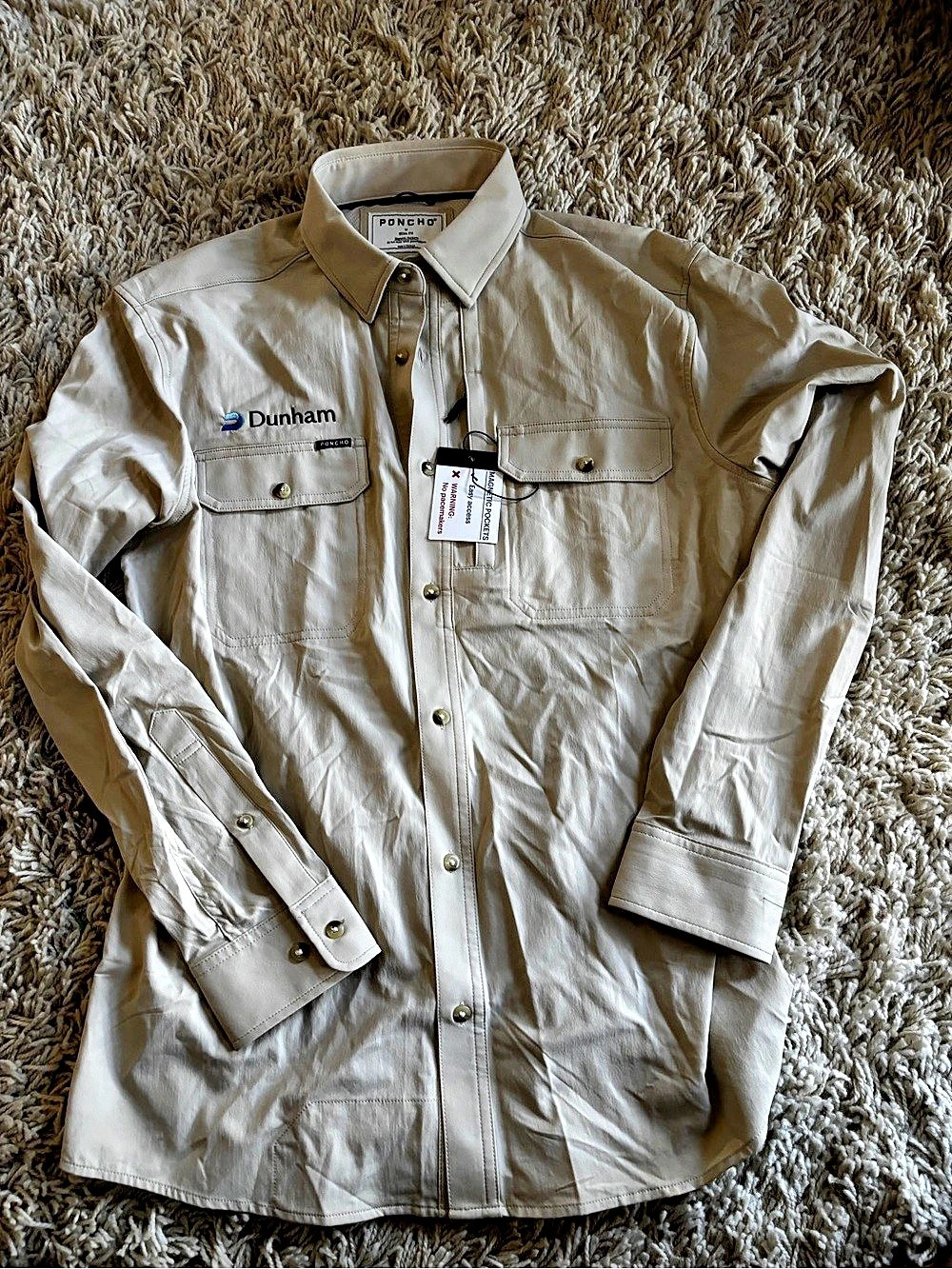 Poncho Magnetic Pockets Shirt Long Sleeve Shirt in Beige Size medium NWT Dunham.